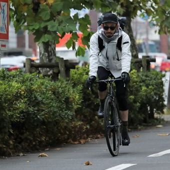 サイクルウェアと普段着の境界線をなくした服たち。
