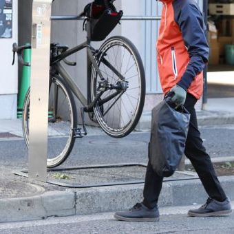 自転車バッグはただ荷物を入れるだけ？プラスαの機能が、シティライドの質を変える。