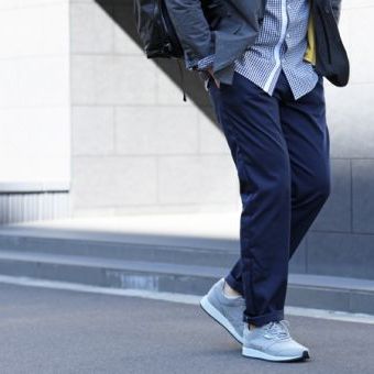 Napoliが穿けなくても大丈夫！ちょこっとラクして穿ける、カジュアル版チノがある。