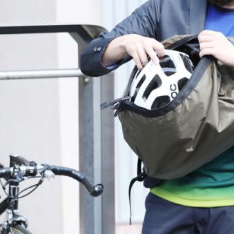 自転車から降りた時、ヘルメットの行き場ってホント困りません？