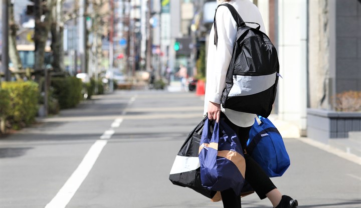 荷物が増えた時、背負って帰れるスーザンベルのエコバッグ。｜TOKYOlife