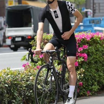 暑いからこそ、脱ぐのではなく一枚増やす選択を。