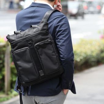 できる男は口数よりも、行動が全て。満員電車でもスマート紳士になれるバッグ。