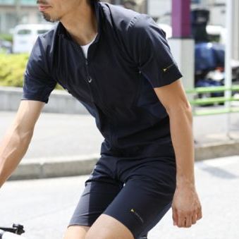 「サイクルジャージ=全身ピタピタ」という常識を覆すセットアップ。
