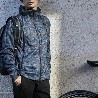 アウトドア王道タッグ「マウンパ×カモ柄」なのに、超都市派アウター。