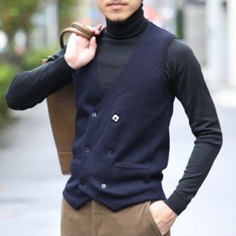 普通のニットに飽きた大人に捧げるダブルなニットジレ。