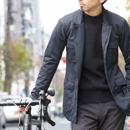 サイクルジャケットであることを忘れてしまうほど、モードでミリタリー。
