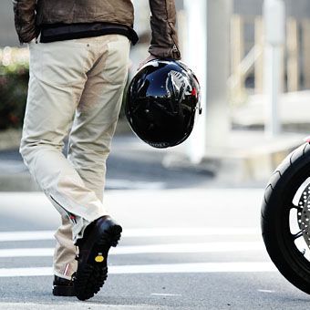 一本でマルチに活躍。デザイン性と機能性を併せ持つライダースパンツ!!