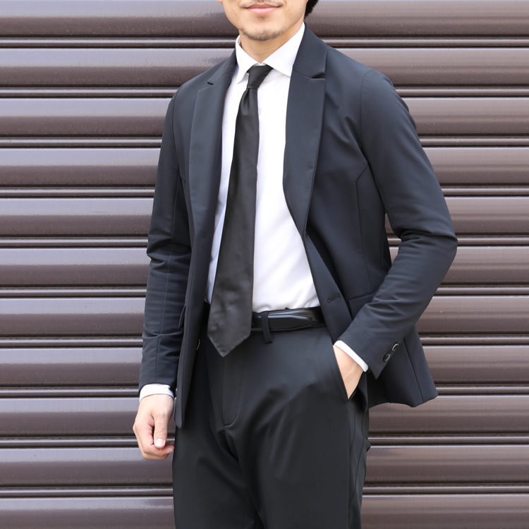 黒の装いさえもSOLIDOにお任せを。