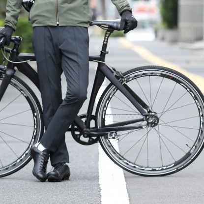 自転車専用じゃモッタイナイから、On/Off使えるキレイ目パンツを選ぶんです