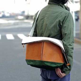 POSTMANの名を持つキャンバスショルダーバッグ。