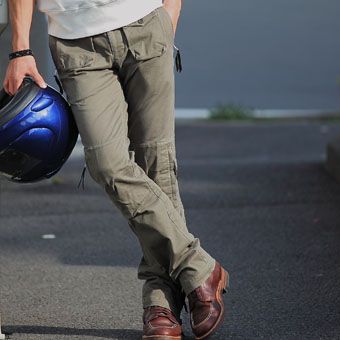 一見カジュアル。でも高性能なライダースパンツ。