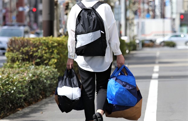 荷物が増えた時、背負って帰れるスーザンベルのエコバッグ。|TOKYOlife 荷物が増えた時、背負って帰れるスーザンベルのエコバッグ。|TOKYOlife